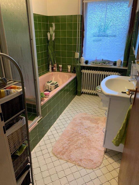 Bad mit Dusche und Badewanne