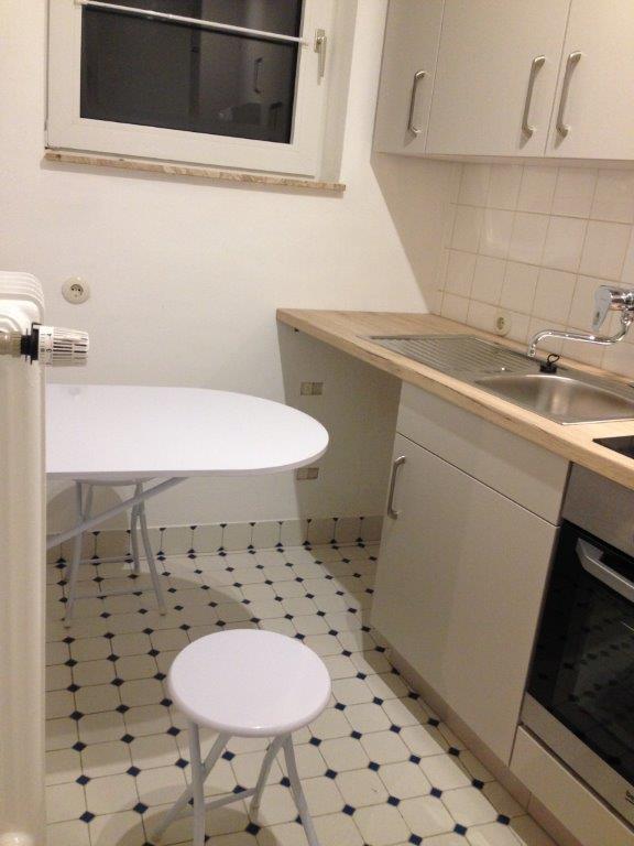 Küche mit Wandtisch