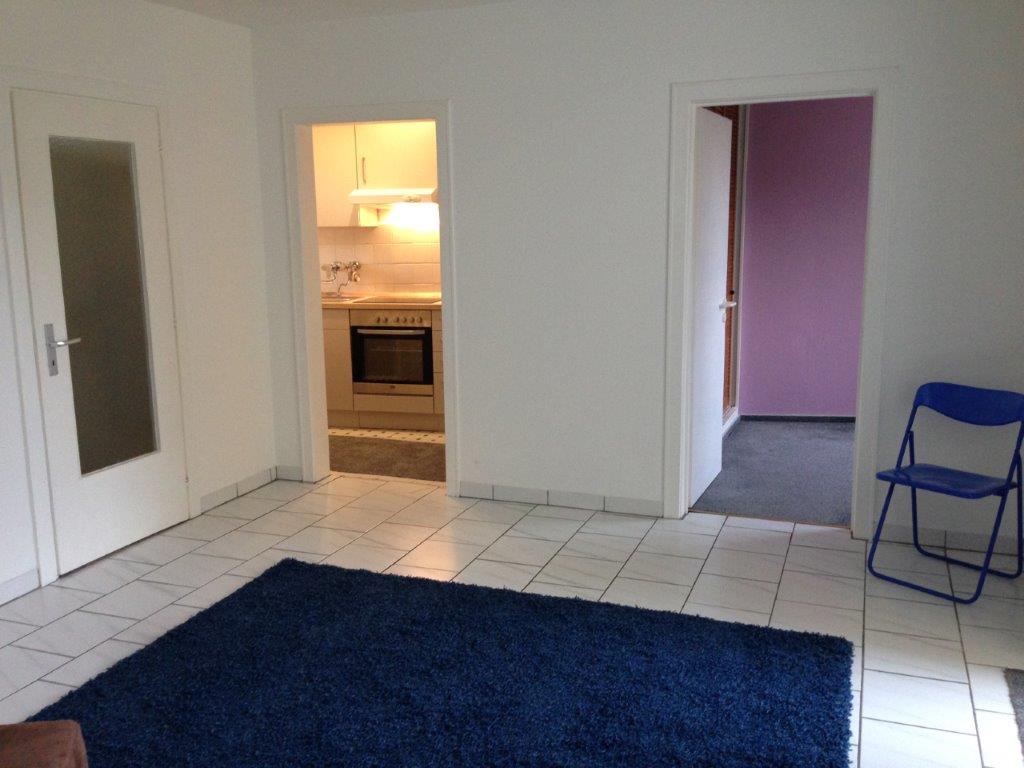 Wohnzimmer Blick in die Küche und Schlafzimmer