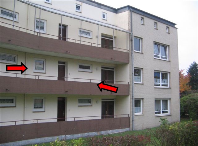 Gebäude mit Laubengang, Wohnungstür