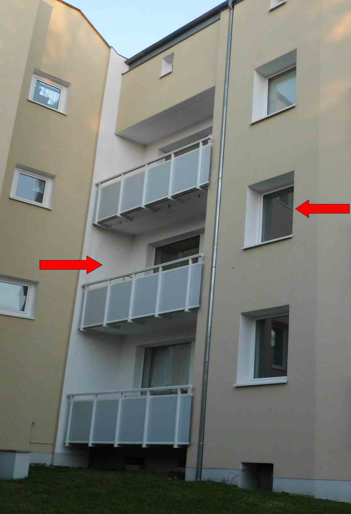 Gebäuderückseite Balkon