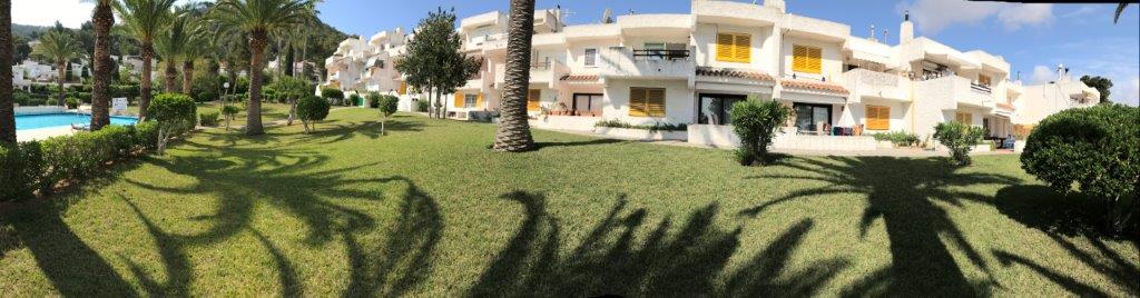 Blick auf großen Pool