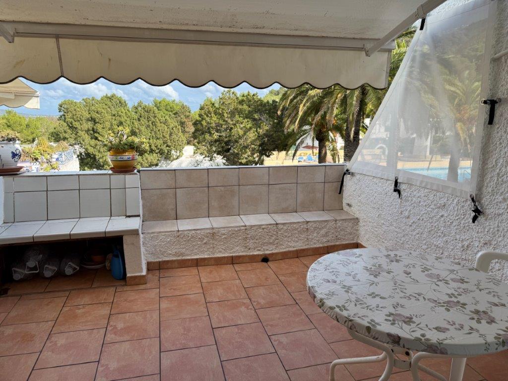 Balkon mit Sonnensegel / Windschutz (demontierbar) 2024